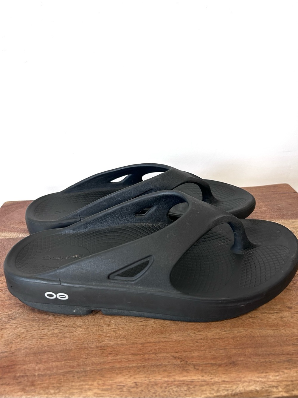 Oofos Recovery Flip Flops Black Men’s 6 Women’s 8 Sandals